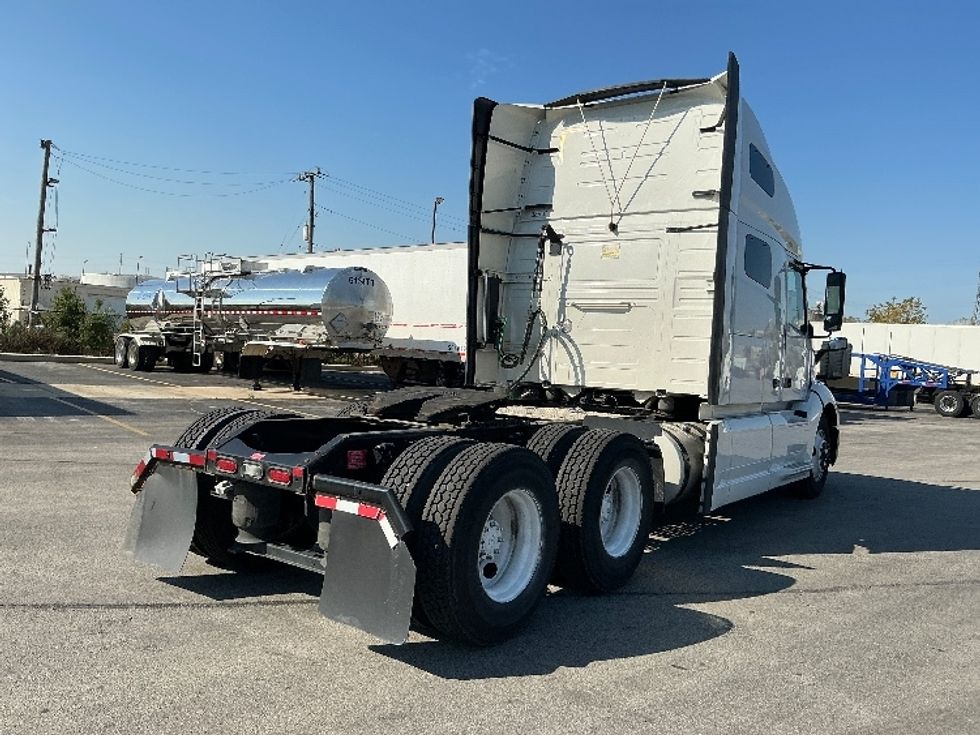 Sleeper Tractor-Heavy Duty Tractors-Volvo-2022-VNL64760-East Chicago-IN-450,444\n\t\tmiles-$ 76,000 - Image 7