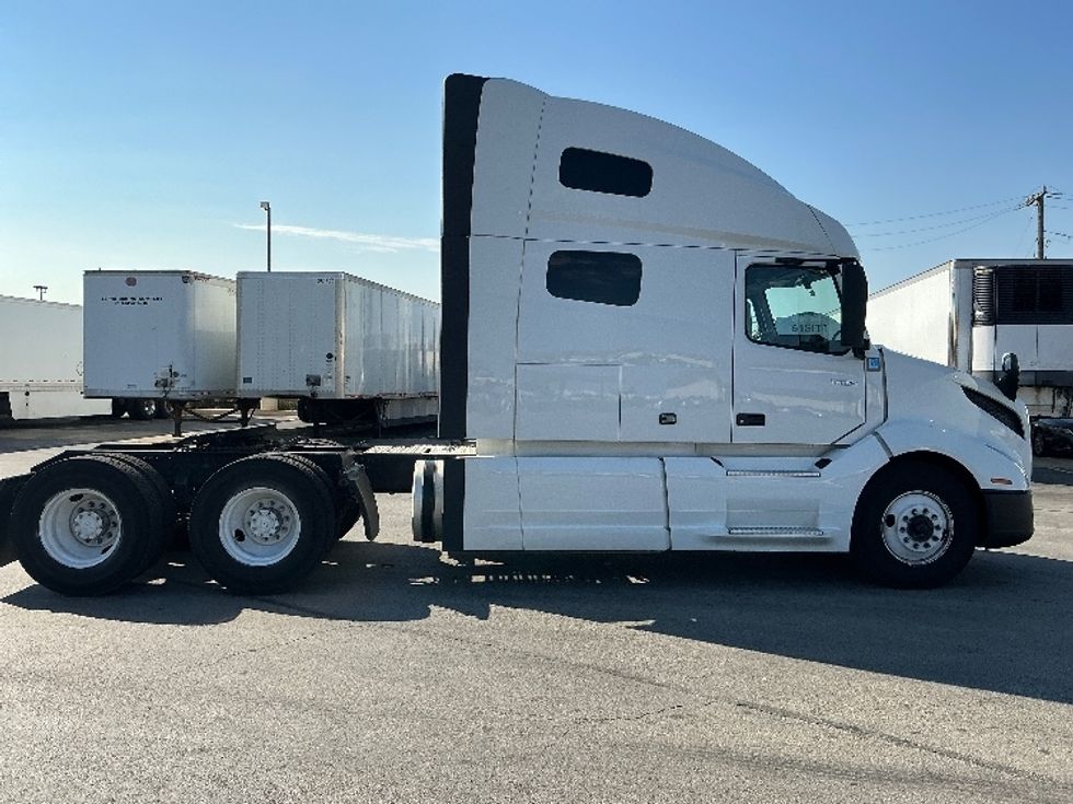 Sleeper Tractor-Heavy Duty Tractors-Volvo-2022-VNL64760-East Chicago-IN-450,444\n\t\tmiles-$ 76,000 - Image 8