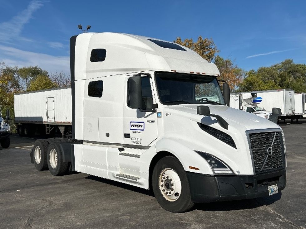 Sleeper Tractor-Heavy Duty Tractors-Volvo-2022-VNL64760-East Chicago-IN-456,354\n\t\tmiles-$ 75,500 - Image 1