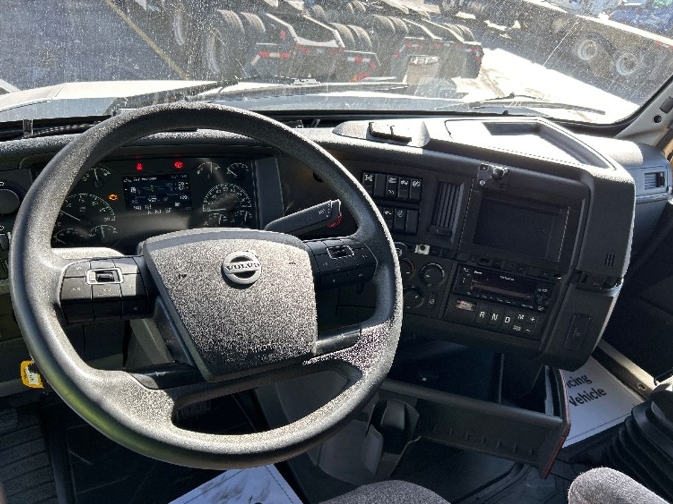 Sleeper Tractor-Heavy Duty Tractors-Volvo-2022-VNL64760-East Chicago-IN-456,354\n\t\tmiles-$ 75,500 - Image 11