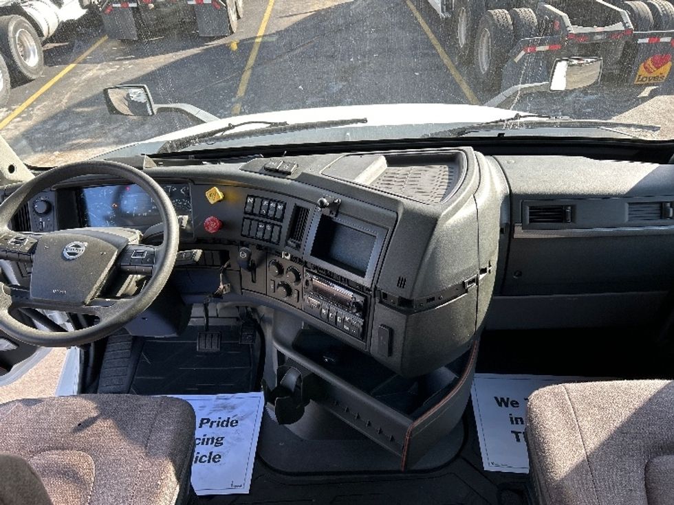 Sleeper Tractor-Heavy Duty Tractors-Volvo-2022-VNL64760-East Chicago-IN-456,354\n\t\tmiles-$ 75,500 - Image 12