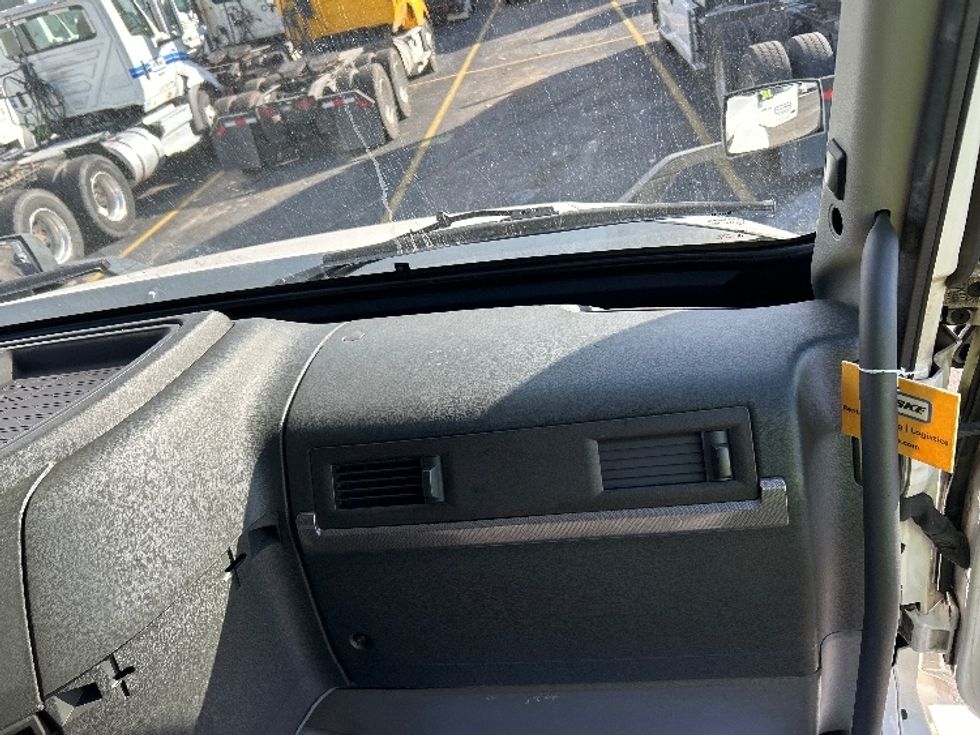 Sleeper Tractor-Heavy Duty Tractors-Volvo-2022-VNL64760-East Chicago-IN-456,354\n\t\tmiles-$ 75,500 - Image 14