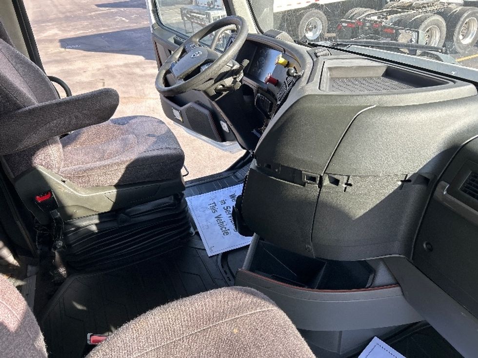Sleeper Tractor-Heavy Duty Tractors-Volvo-2022-VNL64760-East Chicago-IN-456,354\n\t\tmiles-$ 75,500 - Image 15