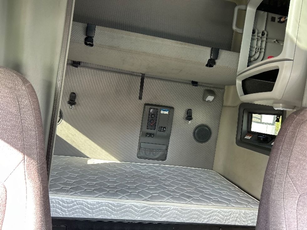 Sleeper Tractor-Heavy Duty Tractors-Volvo-2022-VNL64760-East Chicago-IN-456,354\n\t\tmiles-$ 75,500 - Image 16