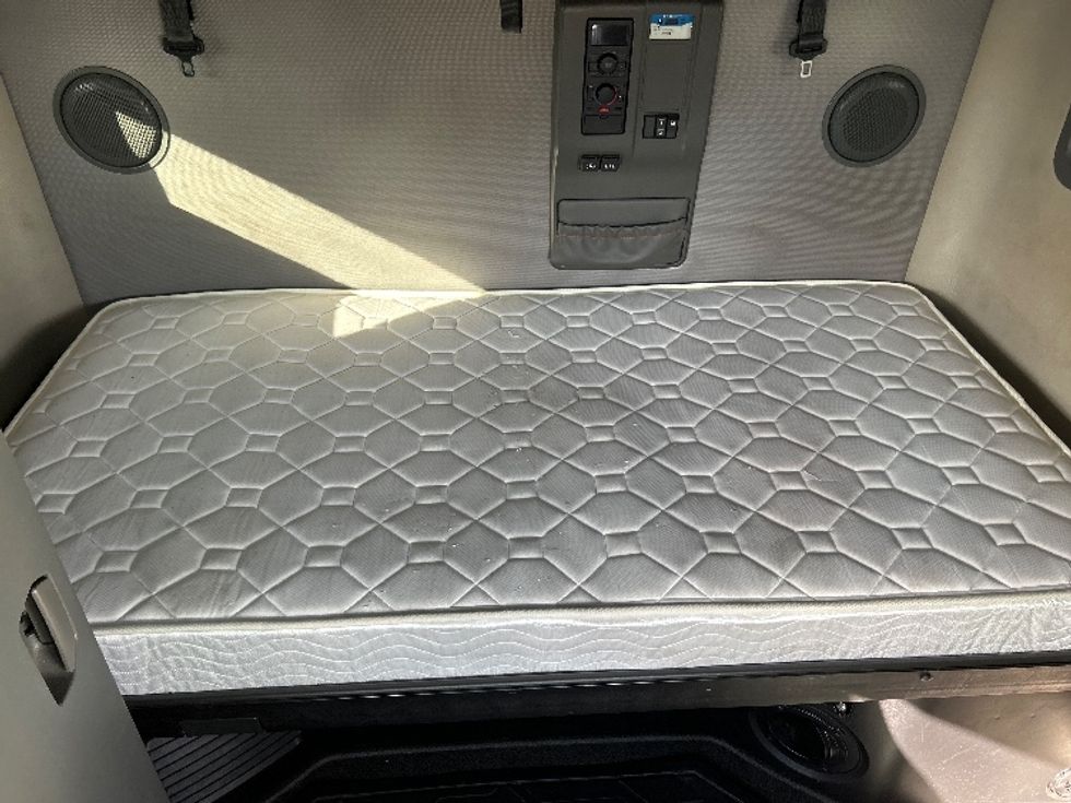 Sleeper Tractor-Heavy Duty Tractors-Volvo-2022-VNL64760-East Chicago-IN-456,354\n\t\tmiles-$ 75,500 - Image 17