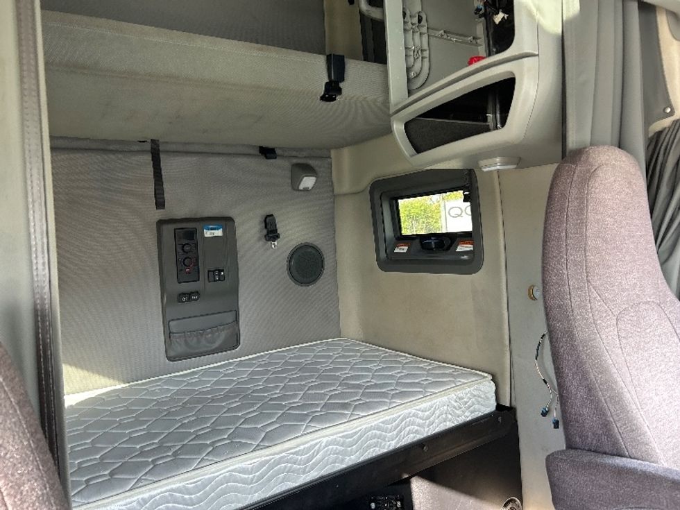 Sleeper Tractor-Heavy Duty Tractors-Volvo-2022-VNL64760-East Chicago-IN-456,354\n\t\tmiles-$ 75,500 - Image 18