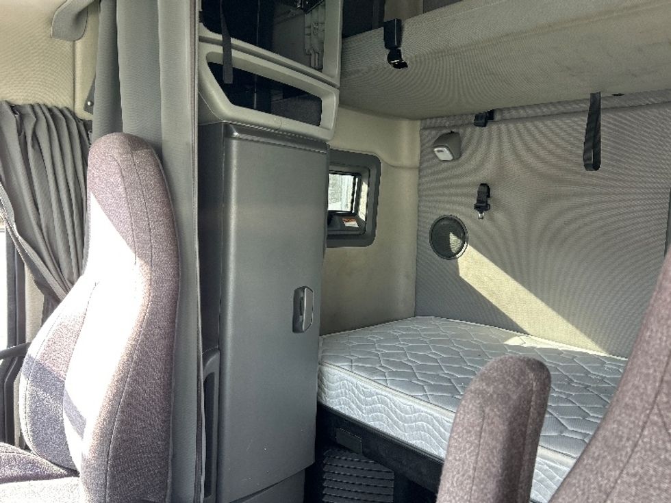 Sleeper Tractor-Heavy Duty Tractors-Volvo-2022-VNL64760-East Chicago-IN-456,354\n\t\tmiles-$ 75,500 - Image 19