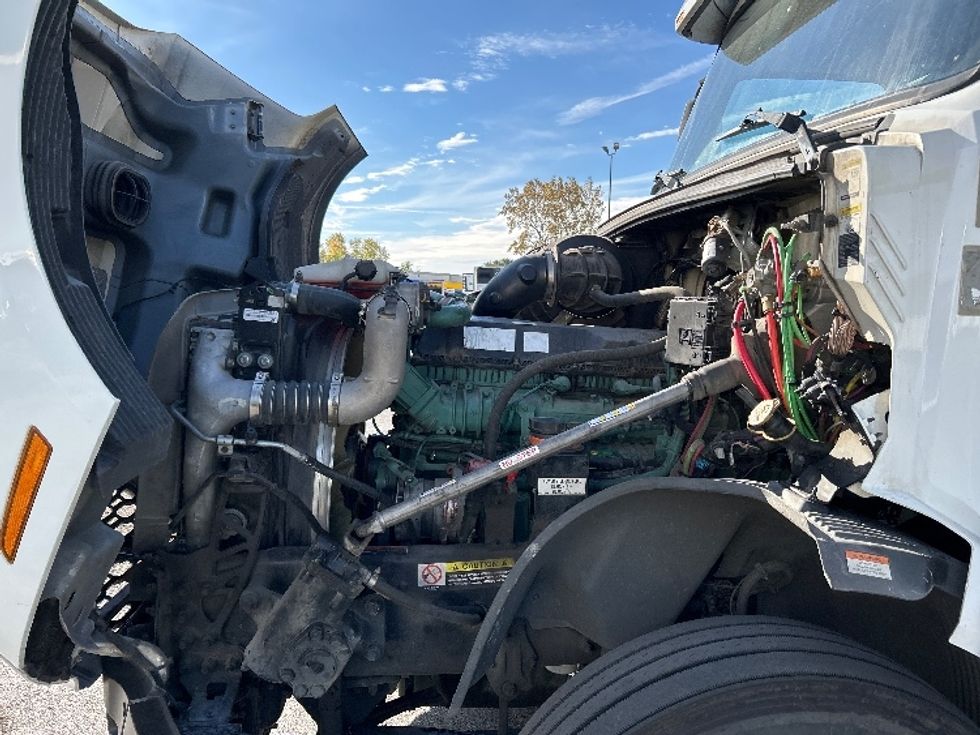 Sleeper Tractor-Heavy Duty Tractors-Volvo-2022-VNL64760-East Chicago-IN-456,354\n\t\tmiles-$ 75,500 - Image 21