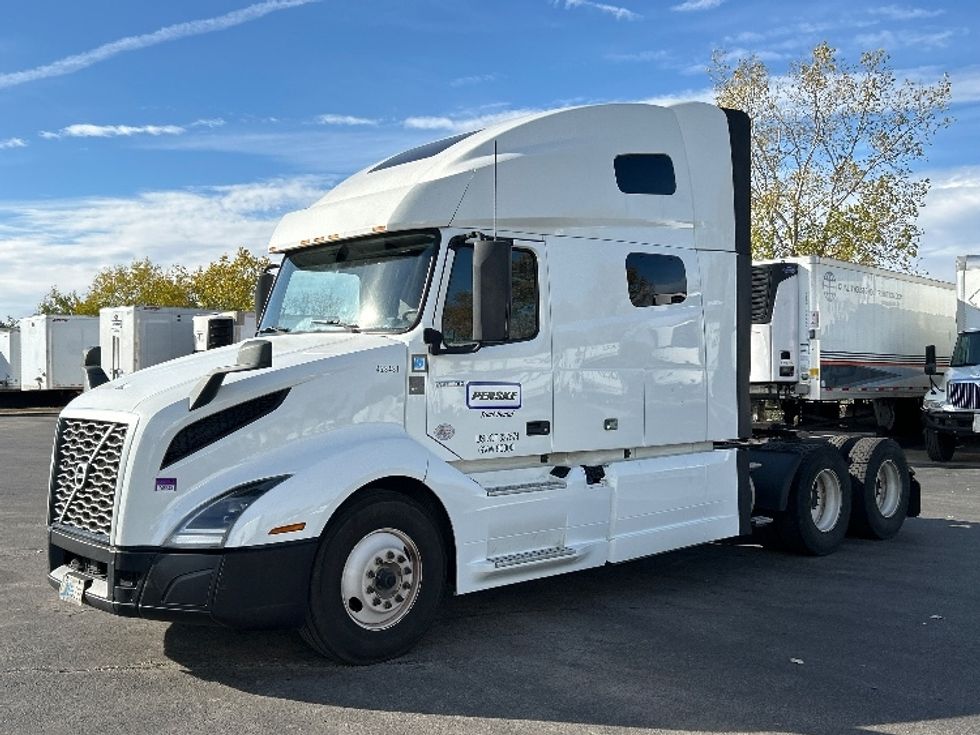 Sleeper Tractor-Heavy Duty Tractors-Volvo-2022-VNL64760-East Chicago-IN-456,354\n\t\tmiles-$ 75,500 - Image 3