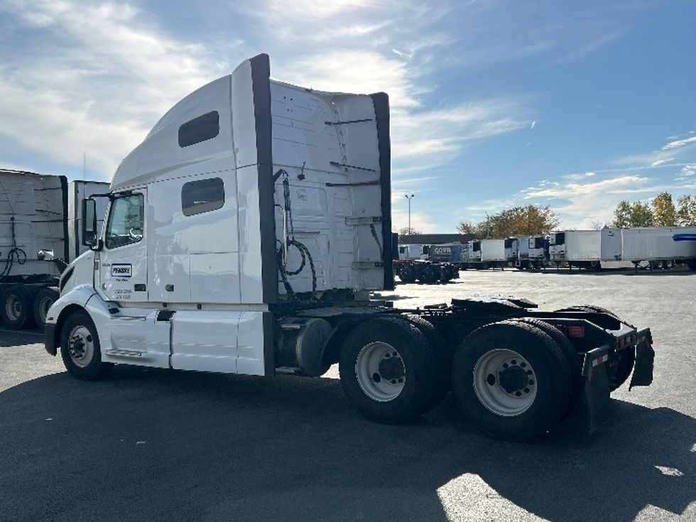 Sleeper Tractor-Heavy Duty Tractors-Volvo-2022-VNL64760-East Chicago-IN-456,354\n\t\tmiles-$ 75,500 - Image 5