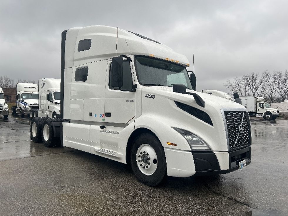 Sleeper Tractor-Heavy Duty Tractors-Volvo-2022-VNL64760-East Chicago-IN-469,053\n\t\tmiles-$ 71,250 - Image 1