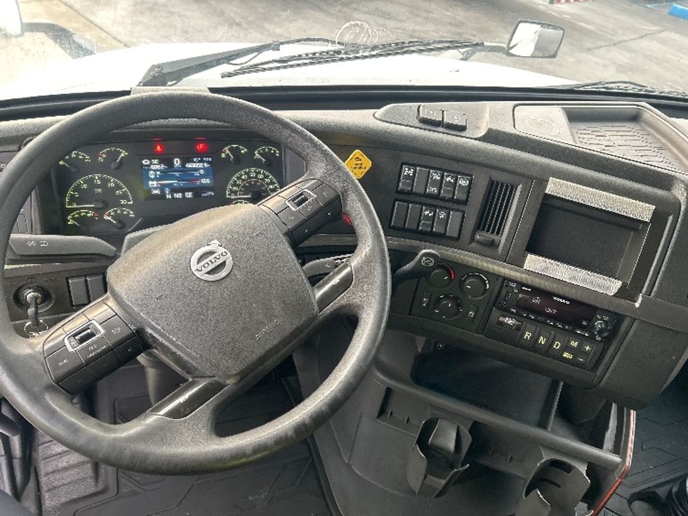 Sleeper Tractor-Heavy Duty Tractors-Volvo-2022-VNL64760-East Chicago-IN-469,053\n\t\tmiles-$ 71,250 - Image 10