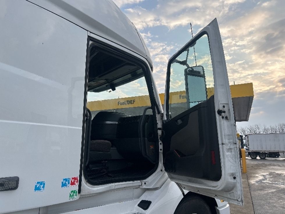 Sleeper Tractor-Heavy Duty Tractors-Volvo-2022-VNL64760-East Chicago-IN-469,053\n\t\tmiles-$ 71,250 - Image 12