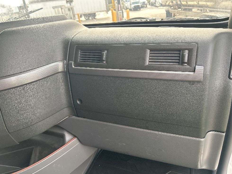 Sleeper Tractor-Heavy Duty Tractors-Volvo-2022-VNL64760-East Chicago-IN-469,053\n\t\tmiles-$ 71,250 - Image 13