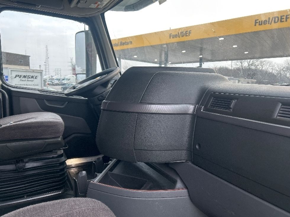 Sleeper Tractor-Heavy Duty Tractors-Volvo-2022-VNL64760-East Chicago-IN-469,053\n\t\tmiles-$ 71,250 - Image 14