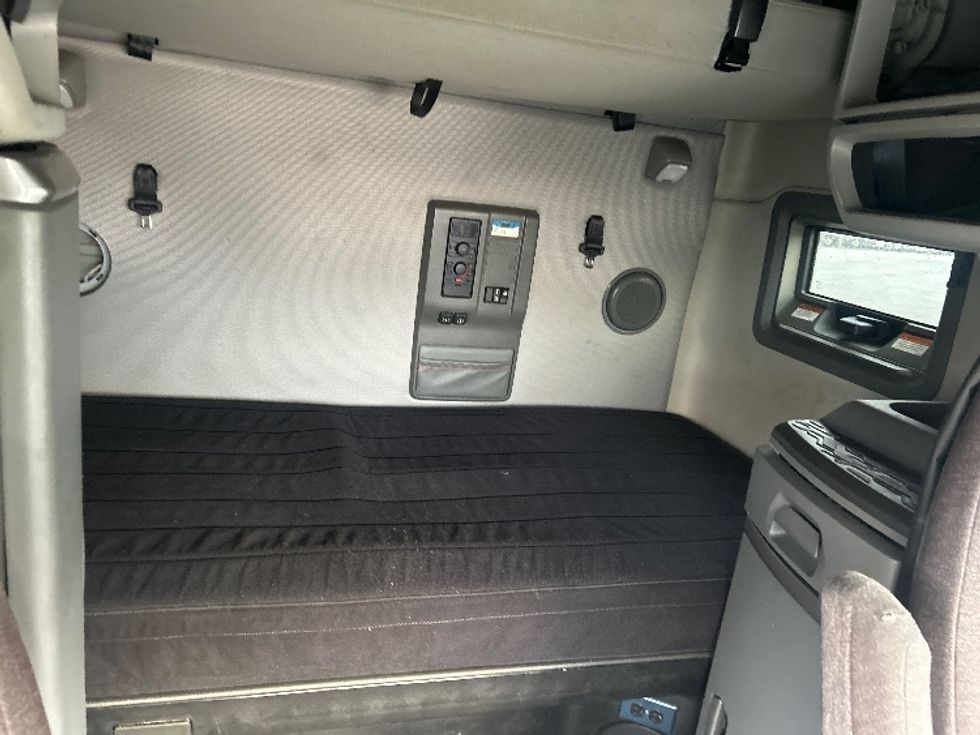 Sleeper Tractor-Heavy Duty Tractors-Volvo-2022-VNL64760-East Chicago-IN-469,053\n\t\tmiles-$ 71,250 - Image 15