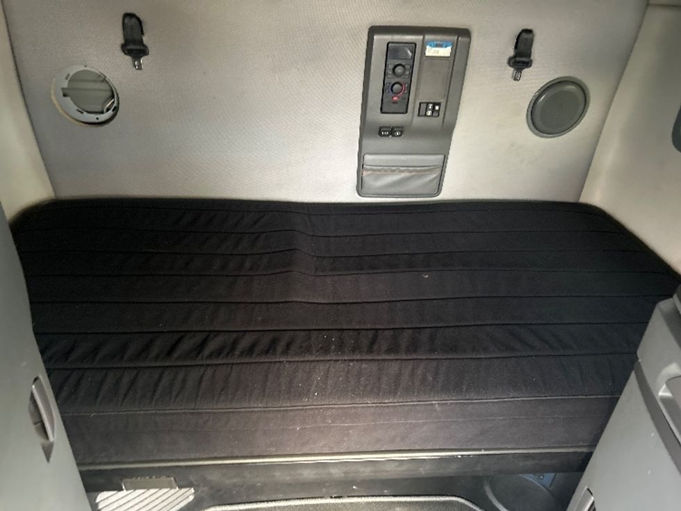 Sleeper Tractor-Heavy Duty Tractors-Volvo-2022-VNL64760-East Chicago-IN-469,053\n\t\tmiles-$ 71,250 - Image 16