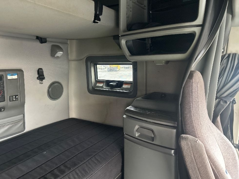 Sleeper Tractor-Heavy Duty Tractors-Volvo-2022-VNL64760-East Chicago-IN-469,053\n\t\tmiles-$ 71,250 - Image 17