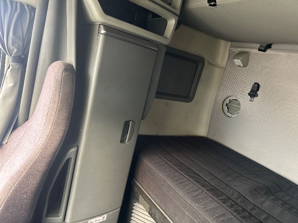 Sleeper Tractor-Heavy Duty Tractors-Volvo-2022-VNL64760-East Chicago-IN-469,053\n\t\tmiles-$ 71,250 - Image 18