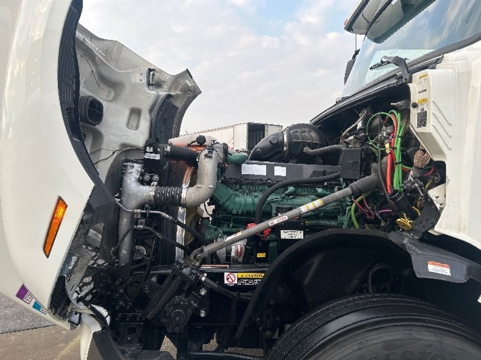 Sleeper Tractor-Heavy Duty Tractors-Volvo-2022-VNL64760-East Chicago-IN-469,053\n\t\tmiles-$ 71,250 - Image 20