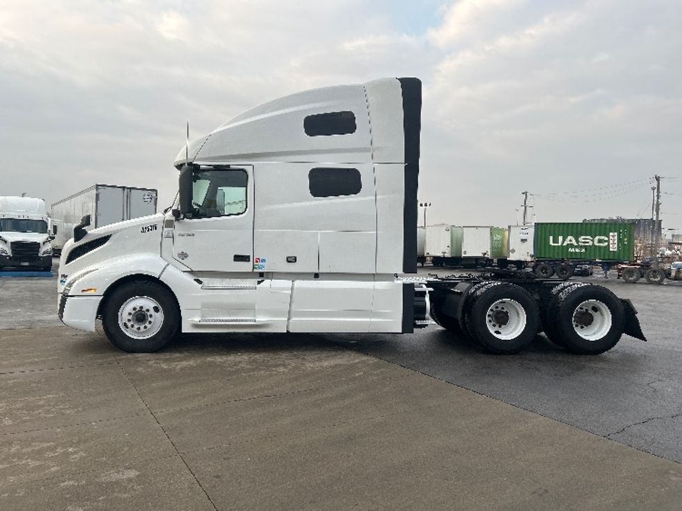Sleeper Tractor-Heavy Duty Tractors-Volvo-2022-VNL64760-East Chicago-IN-469,053\n\t\tmiles-$ 71,250 - Image 4