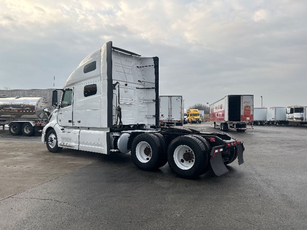 Sleeper Tractor-Heavy Duty Tractors-Volvo-2022-VNL64760-East Chicago-IN-469,053\n\t\tmiles-$ 71,250 - Image 5