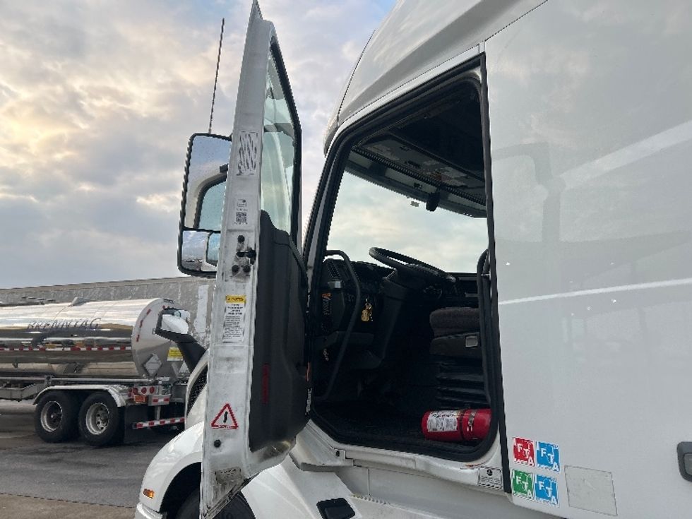 Sleeper Tractor-Heavy Duty Tractors-Volvo-2022-VNL64760-East Chicago-IN-469,053\n\t\tmiles-$ 71,250 - Image 9