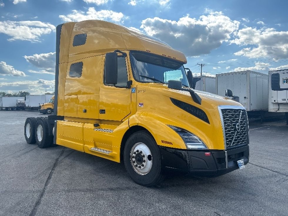 Sleeper Tractor-Heavy Duty Tractors-Volvo-2022-VNL64760-East Chicago-IN-475,336\n\t\tmiles-$ 70,500 - Image 1