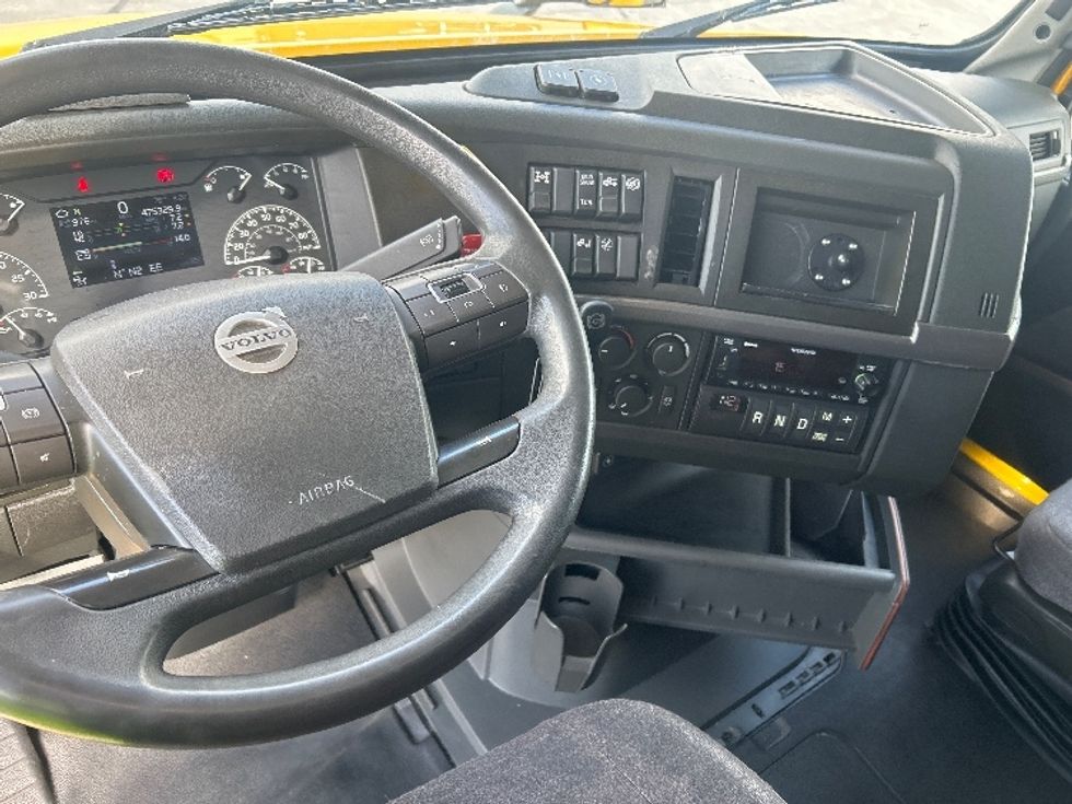 Sleeper Tractor-Heavy Duty Tractors-Volvo-2022-VNL64760-East Chicago-IN-475,336\n\t\tmiles-$ 70,500 - Image 10