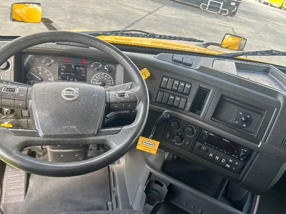 Sleeper Tractor-Heavy Duty Tractors-Volvo-2022-VNL64760-East Chicago-IN-475,336\n\t\tmiles-$ 70,500 - Image 11