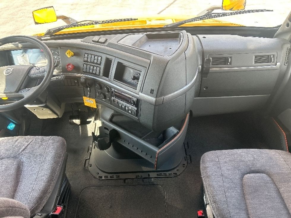 Sleeper Tractor-Heavy Duty Tractors-Volvo-2022-VNL64760-East Chicago-IN-475,336\n\t\tmiles-$ 70,500 - Image 12