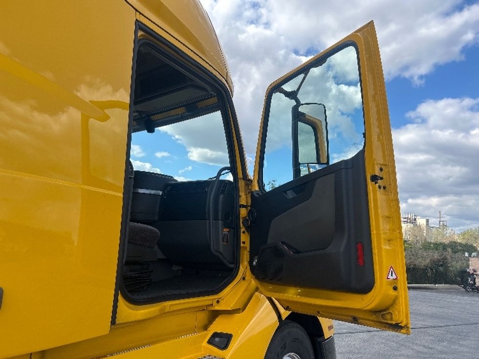 Sleeper Tractor-Heavy Duty Tractors-Volvo-2022-VNL64760-East Chicago-IN-475,336\n\t\tmiles-$ 70,500 - Image 13