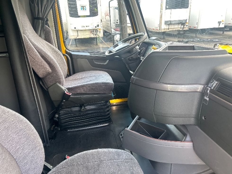 Sleeper Tractor-Heavy Duty Tractors-Volvo-2022-VNL64760-East Chicago-IN-475,336\n\t\tmiles-$ 70,500 - Image 15