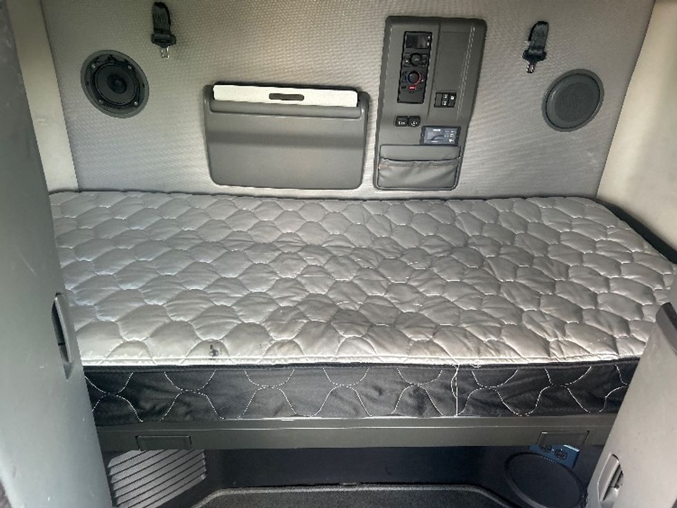 Sleeper Tractor-Heavy Duty Tractors-Volvo-2022-VNL64760-East Chicago-IN-475,336\n\t\tmiles-$ 70,500 - Image 16