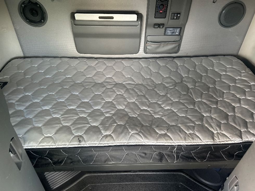 Sleeper Tractor-Heavy Duty Tractors-Volvo-2022-VNL64760-East Chicago-IN-475,336\n\t\tmiles-$ 70,500 - Image 17