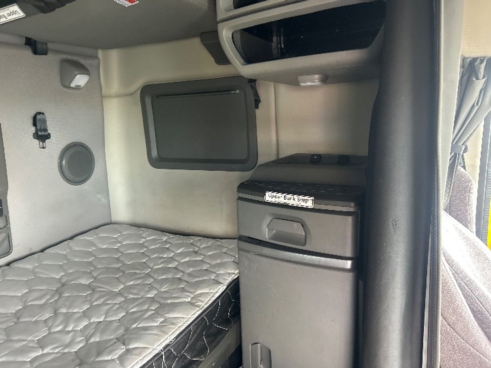 Sleeper Tractor-Heavy Duty Tractors-Volvo-2022-VNL64760-East Chicago-IN-475,336\n\t\tmiles-$ 70,500 - Image 18