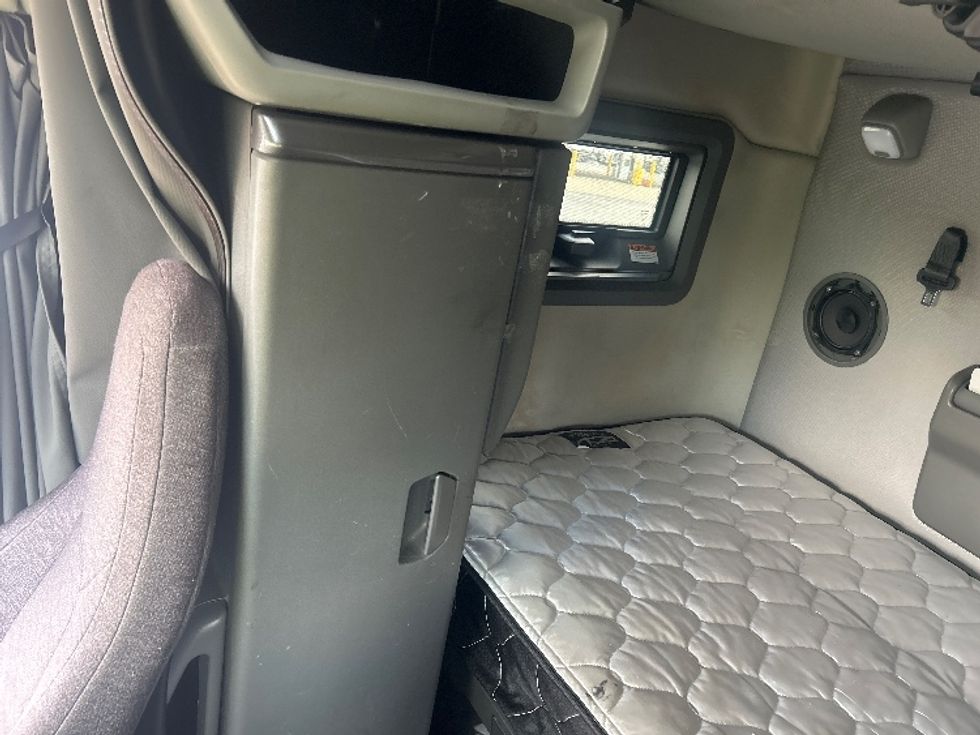 Sleeper Tractor-Heavy Duty Tractors-Volvo-2022-VNL64760-East Chicago-IN-475,336\n\t\tmiles-$ 70,500 - Image 19