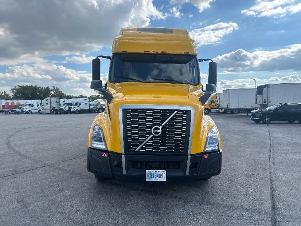 Sleeper Tractor-Heavy Duty Tractors-Volvo-2022-VNL64760-East Chicago-IN-475,336\n\t\tmiles-$ 70,500 - Image 2