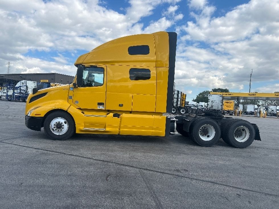 Sleeper Tractor-Heavy Duty Tractors-Volvo-2022-VNL64760-East Chicago-IN-475,336\n\t\tmiles-$ 70,500 - Image 4