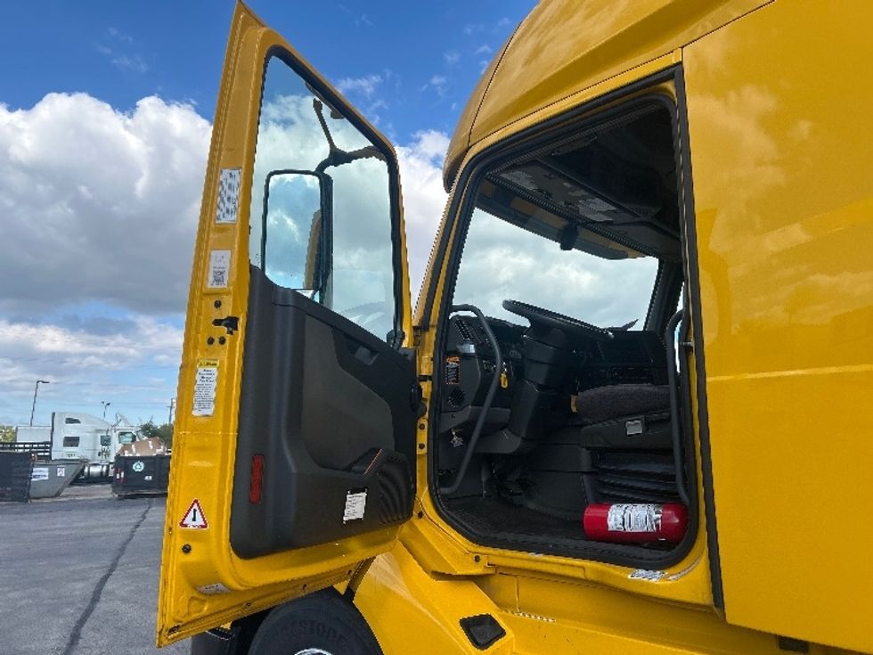 Sleeper Tractor-Heavy Duty Tractors-Volvo-2022-VNL64760-East Chicago-IN-475,336\n\t\tmiles-$ 70,500 - Image 9