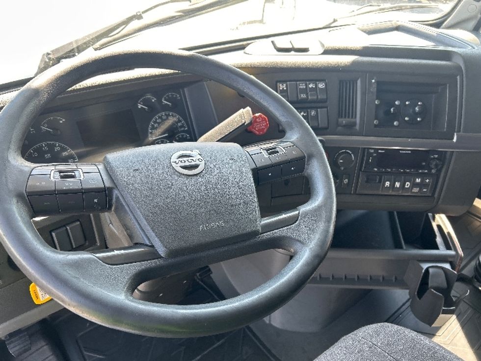 Sleeper Tractor-Heavy Duty Tractors-Volvo-2022-VNL64760-East Chicago-IN-480,634\n\t\tmiles-$ 74,000 - Image 10