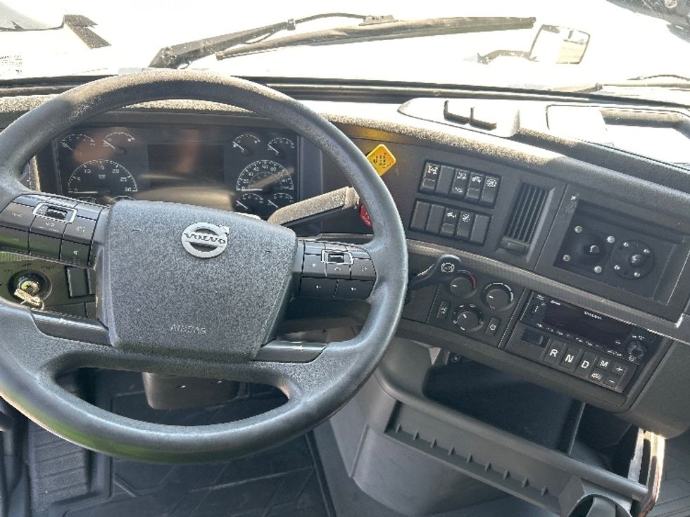 Sleeper Tractor-Heavy Duty Tractors-Volvo-2022-VNL64760-East Chicago-IN-480,634\n\t\tmiles-$ 74,000 - Image 11