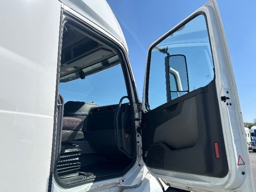 Sleeper Tractor-Heavy Duty Tractors-Volvo-2022-VNL64760-East Chicago-IN-480,634\n\t\tmiles-$ 74,000 - Image 13