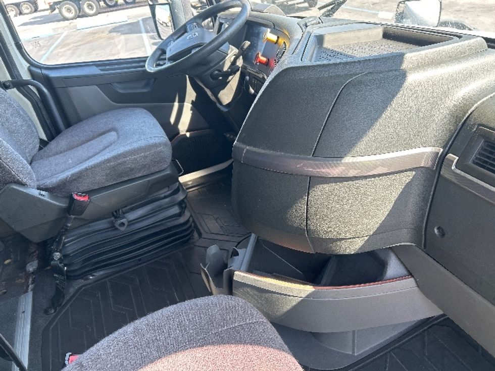 Sleeper Tractor-Heavy Duty Tractors-Volvo-2022-VNL64760-East Chicago-IN-480,634\n\t\tmiles-$ 74,000 - Image 15