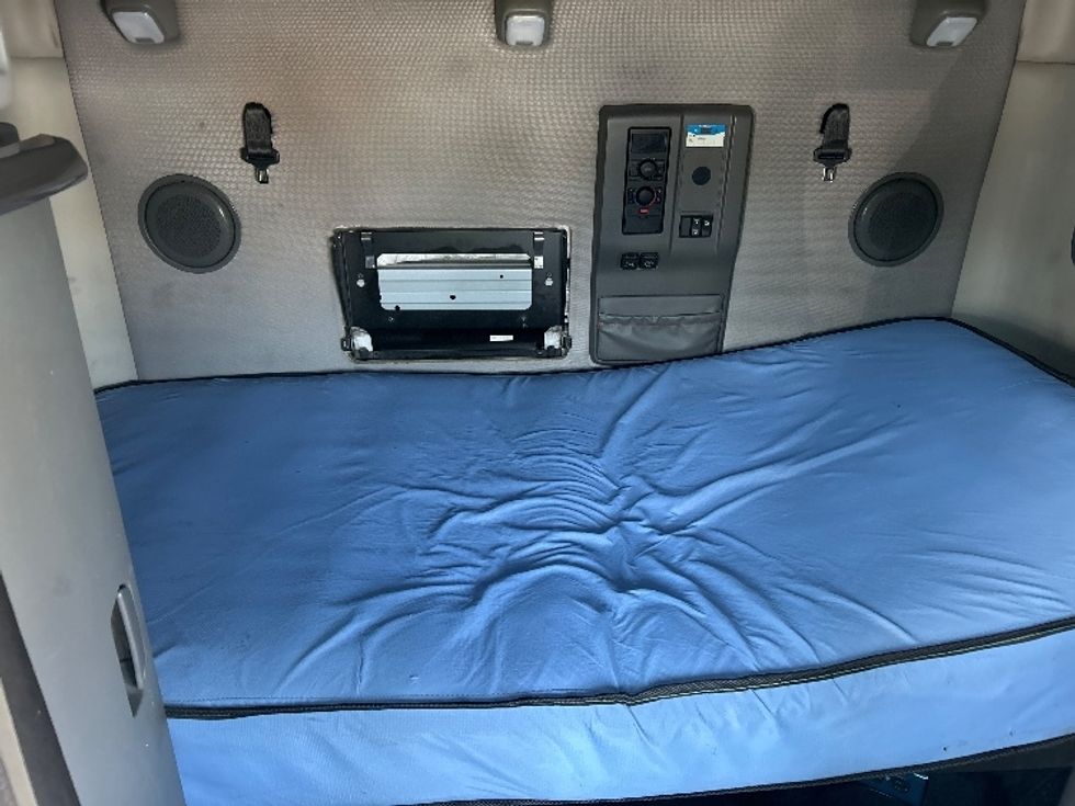 Sleeper Tractor-Heavy Duty Tractors-Volvo-2022-VNL64760-East Chicago-IN-480,634\n\t\tmiles-$ 74,000 - Image 16