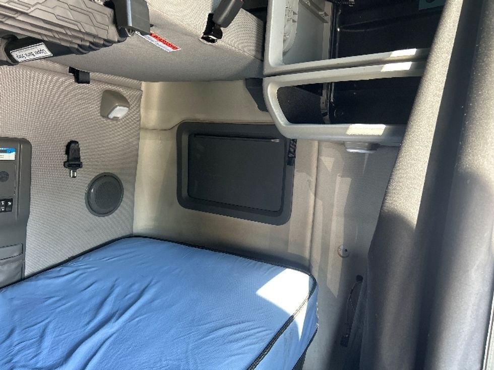 Sleeper Tractor-Heavy Duty Tractors-Volvo-2022-VNL64760-East Chicago-IN-480,634\n\t\tmiles-$ 74,000 - Image 18