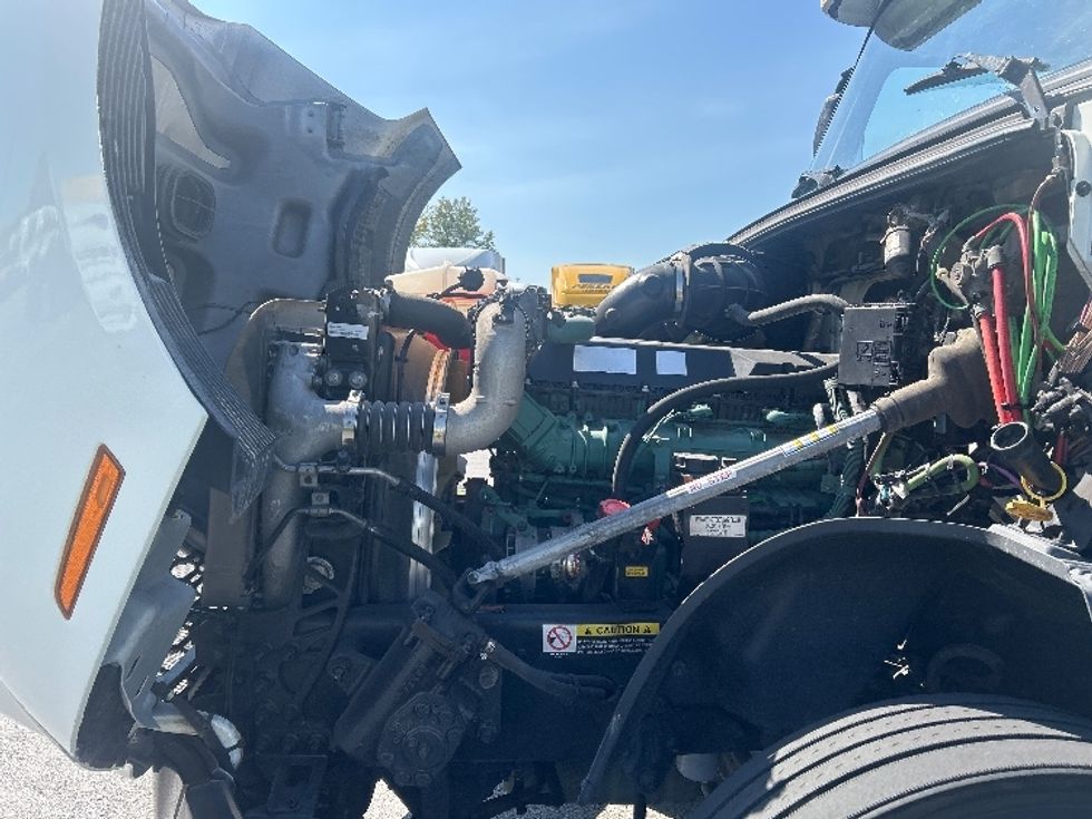 Sleeper Tractor-Heavy Duty Tractors-Volvo-2022-VNL64760-East Chicago-IN-480,634\n\t\tmiles-$ 74,000 - Image 21