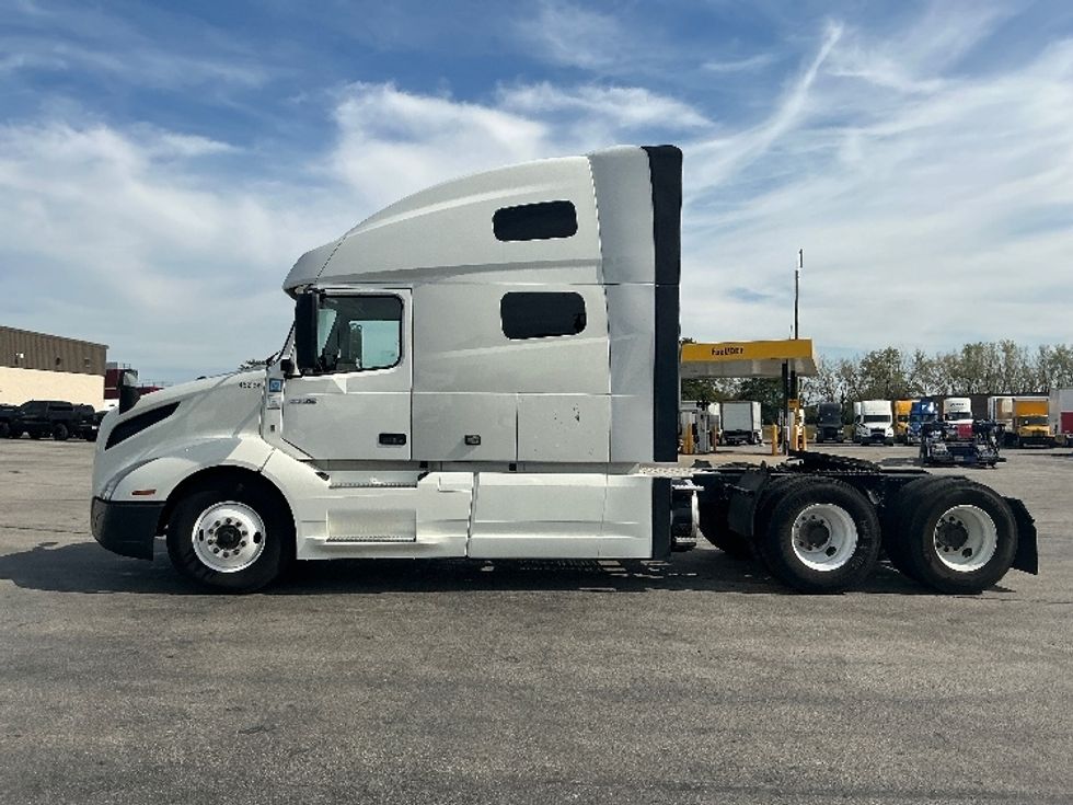 Sleeper Tractor-Heavy Duty Tractors-Volvo-2022-VNL64760-East Chicago-IN-480,634\n\t\tmiles-$ 74,000 - Image 4
