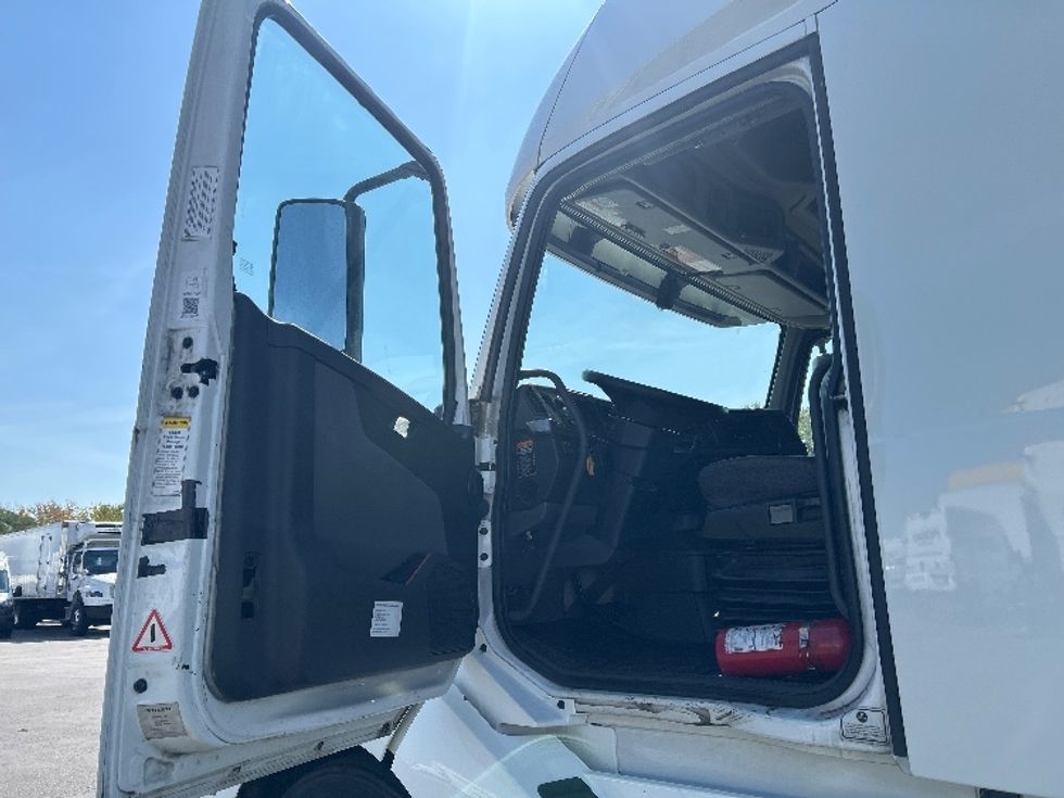 Sleeper Tractor-Heavy Duty Tractors-Volvo-2022-VNL64760-East Chicago-IN-480,634\n\t\tmiles-$ 74,000 - Image 9