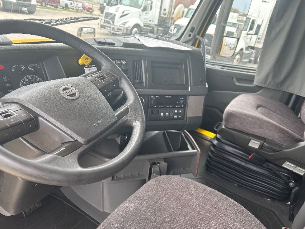 Sleeper Tractor-Heavy Duty Tractors-Volvo-2022-VNL64760-East Chicago-IN-491,985\n\t\tmiles-$ 69,000 - Image 10